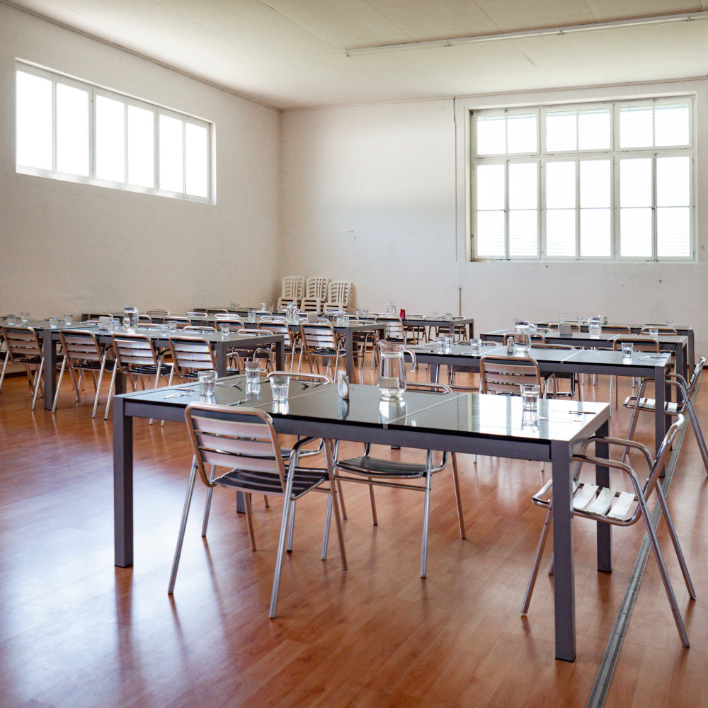 Tisch mit Recyclingplatte
