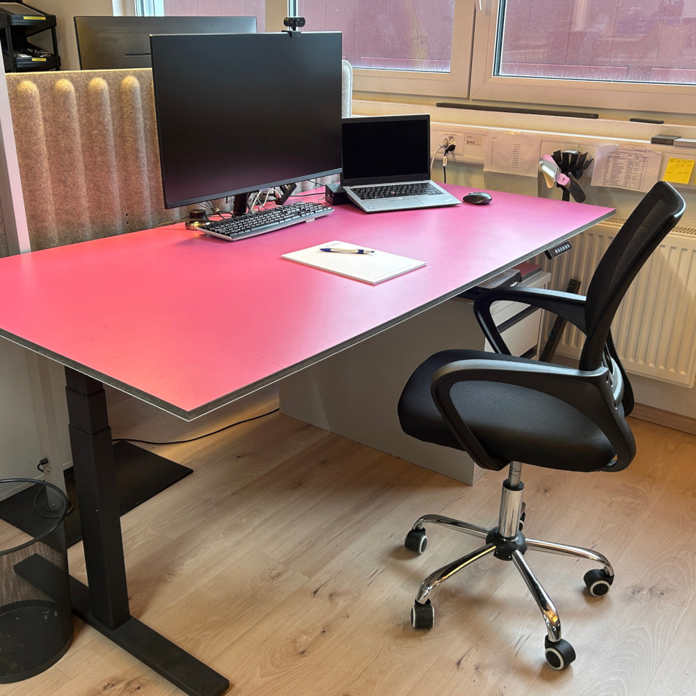 Tisch mit Recyclingplatte